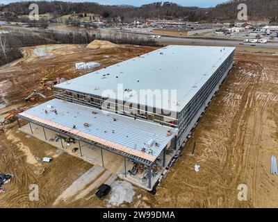 Ein Blick aus der Vogelperspektive auf das Grundgerüst einer riesigen Industrieanlage mit Materialien und Erdbewegern, die den frühen Bau prägten Stockfoto