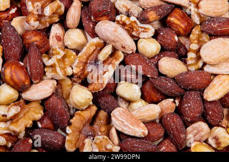 Eine Nahaufnahme einer Mischung aus vielen Arten von getrockneten Nüssen Stockfoto