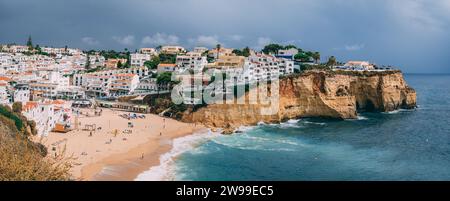 Carvoeiro Fischerdorf mit wunderschönem Strand in der Algarve, Portugal. Blick auf den Strand in Carvoeiro Stadt mit farbenfrohen Häusern an der Küste Portugals. Praia Stockfoto