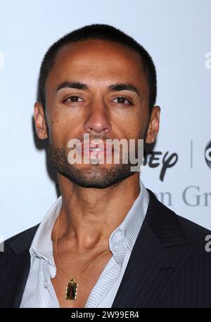 Der Schauspieler Kamar de los Reyes, 56 Jahre alt, starb am 24. Dezember 2023 in Los Angeles, Kalifornien nach einer kurzen Krebsschlacht. De los Reyes überlebt seine Ehefrau Sherri Saum und seine Söhne Caylen (26) aus einer früheren Beziehung sowie die Zwillinge Michael und John (9 Jahre), die er mit Saum teilte. Er hat auch die Brüder Daniel und Walfredo Jr., die Schwestern Lily und Ilde und die Eltern Matilde und Walfredo überlebt. Juli 2008 Beverly Hills, Ca. Kamar de los Reyes Disney ABC Television Group All Star Party im Beverly Hilton Hotel © Tammi Stockfoto