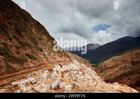 Ein malerischer Blick auf das Salzbergwerk Maras in Peru an einem bewölkten Tag Stockfoto