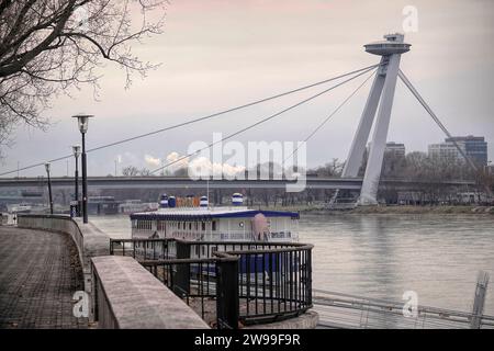 Tagesnähe auf der Brücke des Slowakischen Nationalaufstandes oder am meisten SNP über die Donau mit seinem UFO strukturierten Restaurant Stockfoto