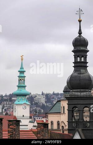 Ein atemberaubender Blick auf zwei Uhrentürme vor einem bewölkten Himmel in Bratislava, Slowakei. Stockfoto