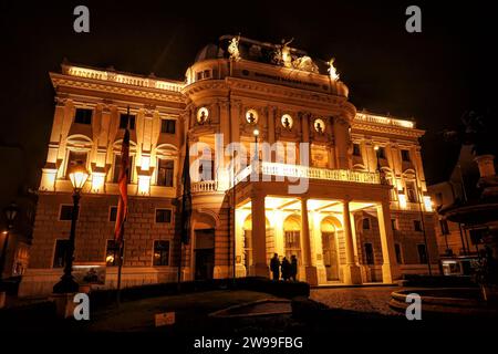 Eine nächtliche Nahaufnahme des alten Slowakischen Nationaltheaters im Stadtzentrum Stockfoto