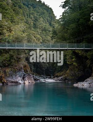Eine vertikale von Blue Pools New Zealand mit einer Seilbrücke über den See Stockfoto