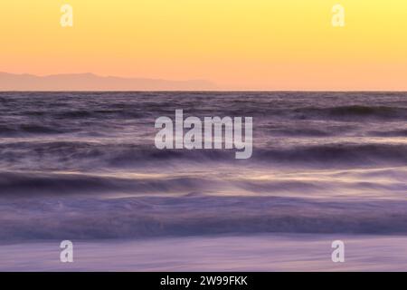 Pulsierender Sonnenuntergangshimmel über dem Meer Stockfoto