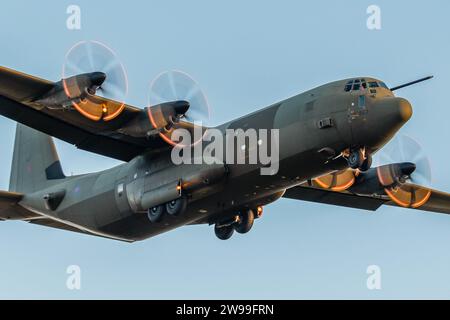 Royal Air Force Lockheed C-130J-30 Hercules C4 ZH867 Landung am Flughafen Ediinburgh, Schottland, Vereinigtes Königreich Stockfoto