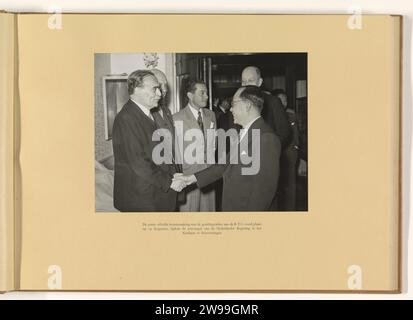 Die erste offizielle Einführung für die Delegierten der R.T.C. fand am 19. August, während des Empfangs der niederländischen Regierung im Kurhaus in Scheveningen, 1949 Foto Premierminister Willem Drees begrüßt die Teilnehmer der Konferenz im Kurhaus in Scheveningen, 19. August 1949. Drees schüttelt Hatta. Foto im Fotoalbum mit 37 Fotos von der Konferenz am runden Tisch, die zwischen dem 23. August und dem 2. November 1949 in den Haag zwischen Vertretern der Niederlande, der Republik Indonesien und der Bundeskonsultation stattfand. Die Kopie wurde Premierminister Willem angeboten Stockfoto