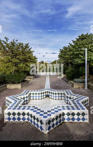 Ein Stadtpark mit kleinen, sternförmigen Pools im muslimischen Stil, umgeben von Bäumen Stockfoto