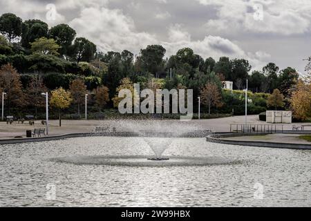 Ein Brunnen mitten in einer künstlichen Lagune inmitten eines städtischen Parks Stockfoto