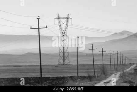 Stärkung des ländlichen Netzes. Übertragungsnetzinfrastruktur für entfernte Gemeinden. Schwarzweiß, Schwarzweiß. Stockfoto