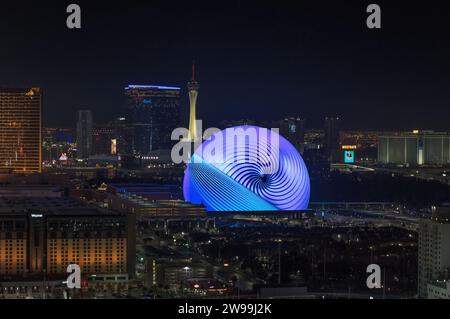 Las Vegas Stadtbild bei Nacht, mit Blick nach Norden, einschließlich der Sphere, Strat Tower und Fontainebleau Las Vegas. Stockfoto