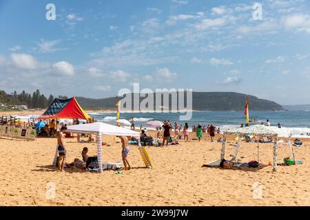 Palm Beach an Sydneys nördlichen Stränden erreichen die Temperaturen 27 Grad, während die Menschen das Sommerwetter genießen, Sydney, Australien. Dienstag, 26. Dezember 2023, martin Beere@alamy Live News. Stockfoto