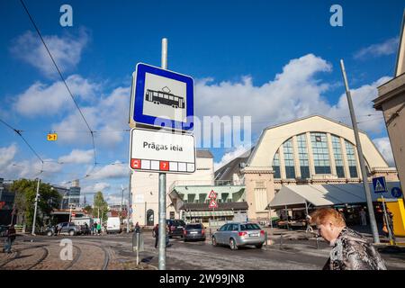 Bild von der Außenseite des Rigaer Zentralmarktes. Riga Central Market ist Europas größter Markt und Basar in Riga, Lettland. Stockfoto