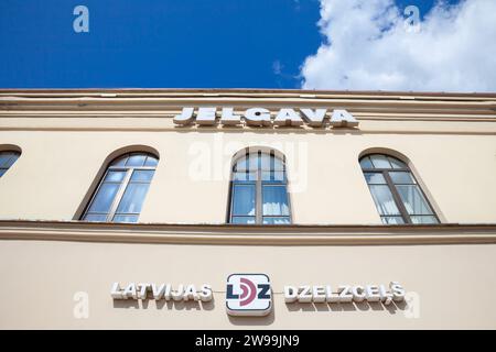 Bild der Fassade des Bahnhofs Jelgava in Jelgava, Lettland. Jelgava ist eine Landesstadt im Zentrum Lettlands, etwa 41 Kilometer südwestlich von Riga. It Stockfoto