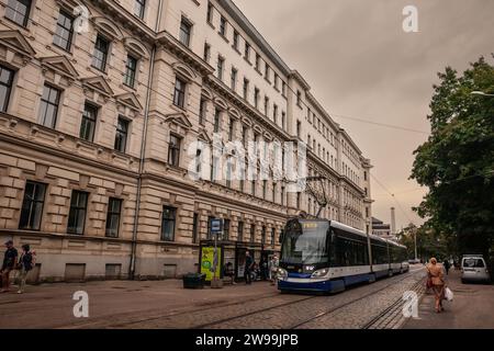 Bild einer Skoda 15T-Straßenbahn, die in den Straßen von riga fährt und von rigas satiksme betrieben wird. Rīgas satiksme ist ein öffentliches Verkehrsmittel Stockfoto