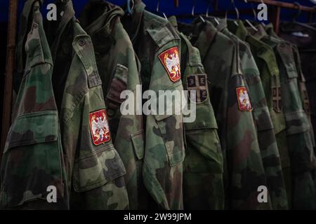 Bild des Wappens der jugoslawischen Armee und der serbischen Armee auf alten Uniformen zum Verkauf in Belgrad, Serbien. Stockfoto