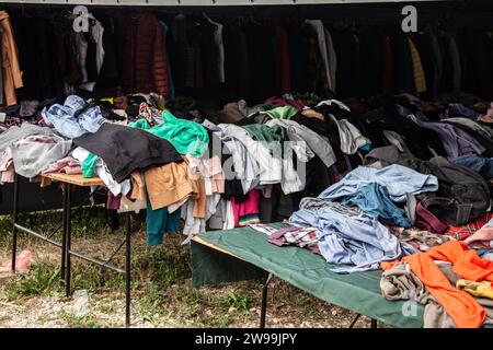 Bild von einem Stand eines Gebrauchtkleidereichs in belgrad, Serbien. Stockfoto