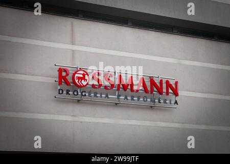 Bild eines Schildes mit dem Logo von Rossmann in einem ihrer Geschäfte in Pecs, Ungarn. Die Dirk Rossmann GmbH ist Deutschlands zweitgrößte Drogeriekette, Stockfoto