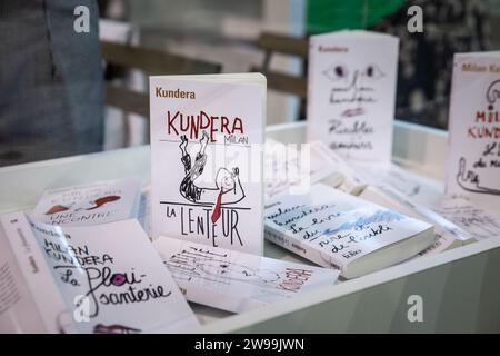 Bild der Bucheinbände von La Lenteur von Milan Kundera in einer Buchhandlung von Belgrad, Serbien. Langsamkeit ist ein Roman des tschechischen Schriftstellers Milan Kundera Publis Stockfoto