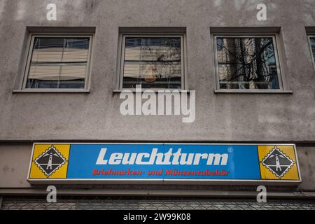 Bild eines Schildes mit dem Logo des Leuchtturms in ihrem Geschäft in Köln. Die Leuchtturm-Gruppe ist ein Industrie- und Handelsunternehmen mit Sitz Stockfoto