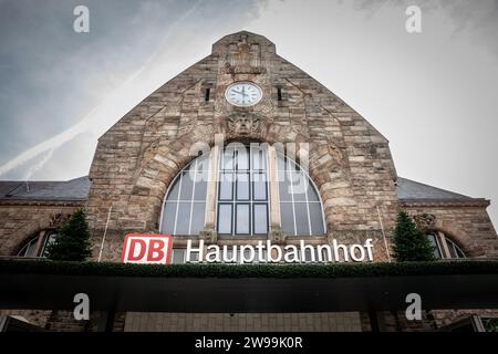 Bild des A-Schildes des des Aachener Hbf-Bahnhofs. Der Aachen Hauptbahnhof ist der bedeutendste Bahnhof der Stadt Aachen im äußersten Westen Stockfoto