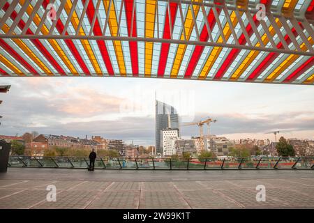 Bild eines typischen Panoramas auf das Stadtzentrum von Lüttich, Belgien, mit Tour des Finances vom Bahnhof Guillemins aus gesehen. Tour Paradis, auch Comm Stockfoto