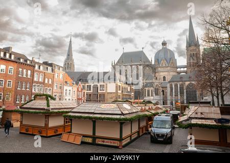 Bild der Stände des Aachener weihnachtsmarktes, die im Herbst im Zentrum von Aachen vorbereitet werden. Stockfoto