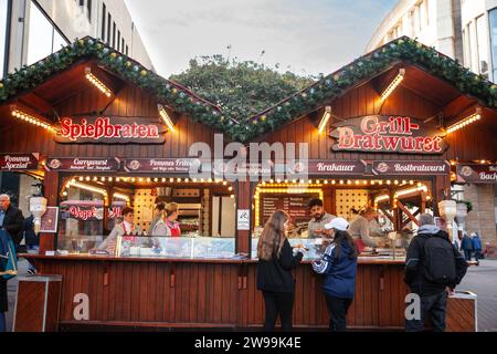 Bild von Ständen, die Bratwurst und Snacks auf dem essener weihnachtsmarkt im Winter in Deutschland verkaufen. Stockfoto