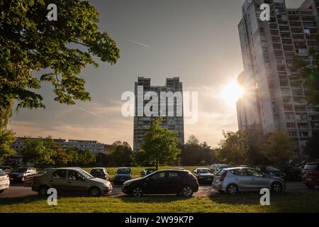 Bild eines typischen kommunistischen brutalistischen Turms in Zemun, an der Grenze mit Novi Beograd, in Belgrad, Serbien, mit Autos davor geparkt. Stockfoto