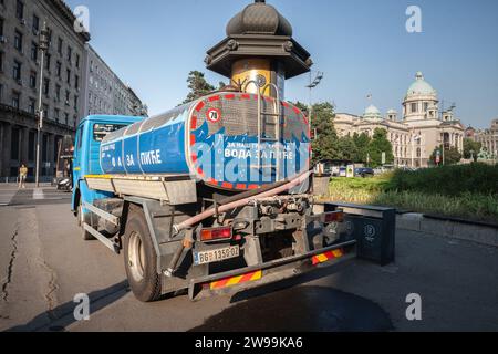 Bild eines Tankwagens mit Trinkwasser im Bereitschaftszustand im Stadtzentrum von Belgrad, Serbien, der darauf wartet, Wasser zu verteilen. Stockfoto