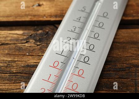 Modernes Wetterthermometer auf Holzhintergrund, Nahaufnahme Stockfoto