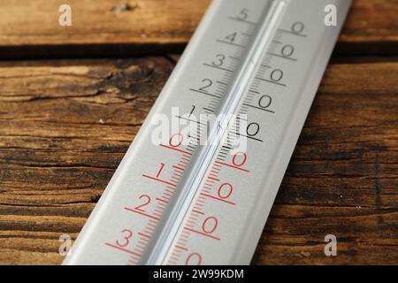 Modernes Wetterthermometer auf Holzhintergrund, Nahaufnahme Stockfoto