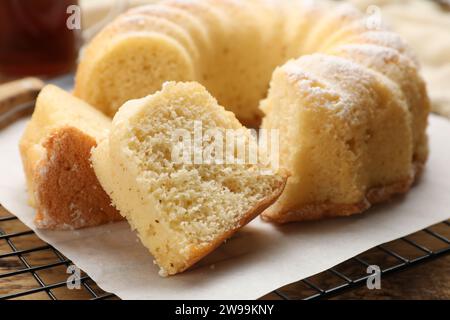 Köstlicher frisch gebackener Biskuitkuchen auf dem Tisch, Nahaufnahme Stockfoto