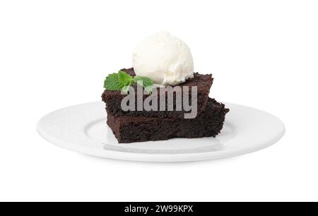 Leckere Brownies mit Eis und Minze isoliert auf weiß Stockfoto