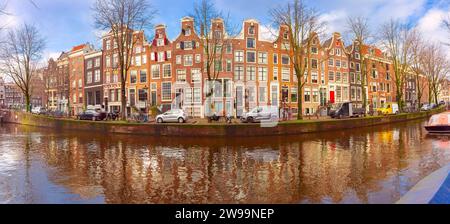 Panorama des sonnigen Amsterdamer Grachten Leidsegracht mit typischen holländischen Häusern, Holland, Niederlande. Stockfoto