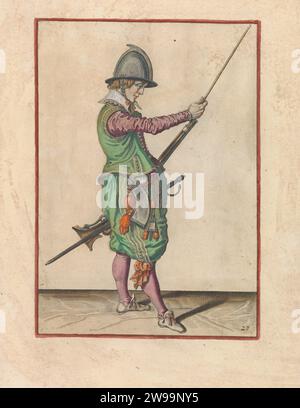 Soldat, der seinen Käse in den Halter unter seinem Ruder gleitet, Jacques de Gheyn (II) (Werkstatt oder), nach Jacques de Gheyn (II), ca. 1597 - 1607 Einen Soldaten drucken, rechts, rechts, wer ein Ruder (eine bestimmte Art von Schusswaffe) hält, mit der linken Hand am linken Oberschenkel und mit der rechten Hand, schiebt den Ladestab in der Halterung unter die Schlaufe. Dieser Druck ist Teil der Serie von 42 handnummerierten Drucken von Roerschutters in der Arms Handling. Das Haager Papier graviert den Umgang mit Waffen  militärische Ausbildung. Schusswaffen: Gewehr Stockfoto