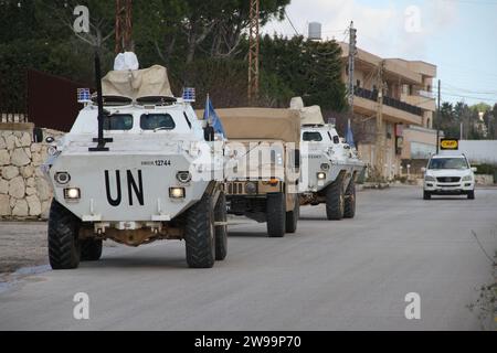 Khiam. Dezember 2023. Fahrzeuge der Interimstruppe der Vereinten Nationen in Libanon (UNIFIL) patrouillieren am 25. Dezember 2023 in Chiam, Libanon. Quelle: Taher Abou Hamdan/Xinhua/Alamy Live News Stockfoto