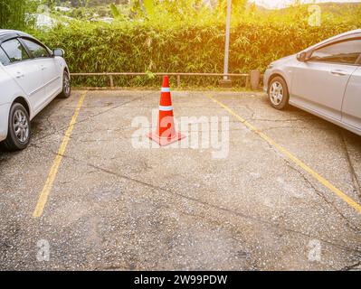 Leerer Parkplatz mit Verkehrskegel auf der Straße im Park Stockfoto