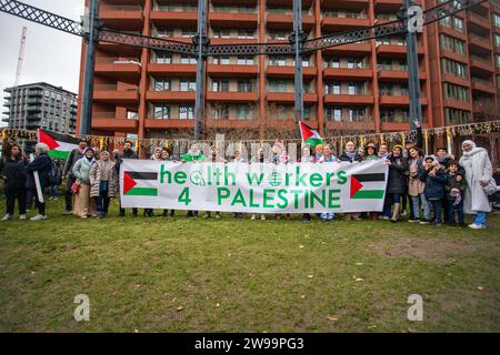 London, Vereinigtes Königreich - 24. Dezember 2023: Mitarbeiter des Gesundheitswesens in Palästina veranstalten am Heiligabend eine Mahnwache. Stockfoto