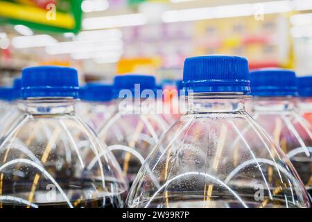 Softdrinks in Flaschen im Supermarkt Stockfoto
