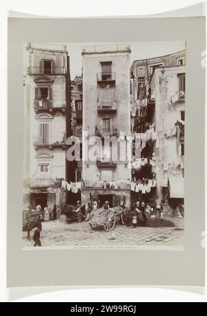 Strada di Santa Lucia in Neapel mit Menschen auf der Straße und Wäschetrockner, Fratelli Alinari, ca. 1880 - ca. 1895 Fotografie Florenz Papier. Unterstützung für Fotos. Straße Strada di Santa Lucia aus Pappe mit Albumendruck. Neapel Stockfoto