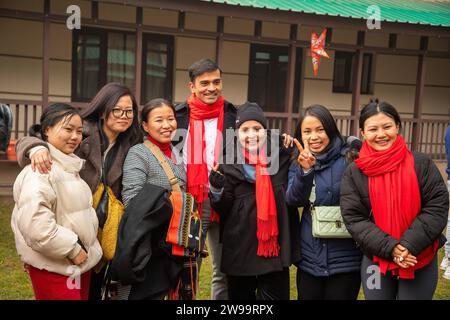 Srinagar, Indien. Dezember 2023. Christliche Gläubige posieren für ein Foto vor der katholischen Kirche der Heiligen Familie an einem Weihnachtstag in Srinagar. Die umstrittene Himalaya-Region Kaschmirs hat eine winzige Bevölkerung von Christen, von denen Hunderte an Weihnachten an der Messe in der katholischen Kirche der Heiligen Familie teilnehmen und für Frieden in Kaschmir und Palästina beten. Viele kommen in Weihnachtskostümen, um Weihnachten zu feiern. Quelle: SOPA Images Limited/Alamy Live News Stockfoto