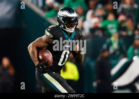 Philadelphia, Usa. Dezember 2023. Philadelphia Eagles Running Back D’Andre Swift (0) trägt den Ball während der zweiten Hälfte der NFL-Aktion gegen die New York Giants im Lincoln Financial Field in Philadelphia am Montag, den 25. Dezember 2023. Foto: Laurence Kesterson/UPI Credit: UPI/Alamy Live News Stockfoto