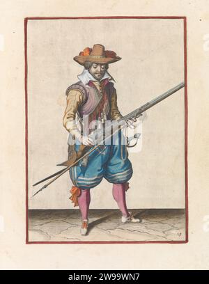 Soldat, der Kruit von seiner Muskete schüttelt, Jacques de Gheyn (II) (Werkstatt oder), nach Jacques de Gheyn (II), ca. 1597 - 1607 drucken Einen Soldaten, vollständig, rechts, wer eine Muskete (eine bestimmte Art von Schusswaffe) mit beiden Händen schüttelt, um sie möglicherweise unter der Pfanne (dem Pulverbehälter) loszuwerden. In seiner linken Hand, neben dem Verlauf der Muskete, auch eine Furket (Muskettengabel) und ein brennender Docht. Dieser Druck ist Teil der Serie von 43 handnummerierten Drucken von Musketieren in der Arms Handling. Das Haager Papier graviert den Umgang mit Waffen  militärische Ausbildung. Schusswaffen: Gewehr Stockfoto