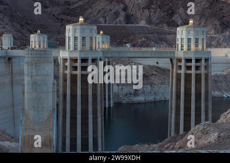 Am späten Nachmittag werden die Einlasstürme des Hoover Dam und der Lake Meade Reservoir gezeigt. Stockfoto