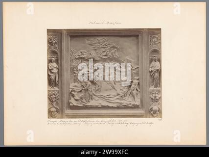 Tafel der Bronzetür des Baptisteriums in Florenz, die die Erschaffung des Menschen, die Versuchung im Paradies und die Vertreibung aus dem Paradies, um 1875 - um 1900 Foto Florenz Karton. Fotografische Trägeralbumendruckskulptur (+ Relief  Skulptur). Vertreibung von Adam und Eva aus dem Paradies (1. Mose 3,22-24). Die Schöpfung des Menschen; der Garten Eden (1. Mose 1,26 - 2). Versuchung und Fall: Adam und Eva im Paradies (nach dem Fall) (1. Mose 3,8-21). Monumentale Tür, Veranda, 'aediculum' Bond Stockfoto