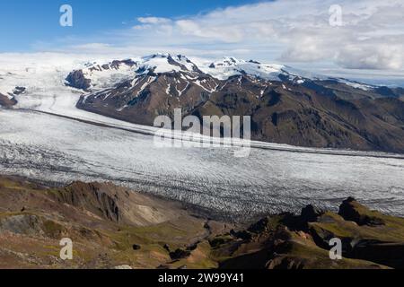Skaftafellsjokull Gletscherfluss, der den Vulkan hinunter führt. Südisland. Panoramablick vom Gipfel des Kristinartindar Berges. Blauer Himmel Stockfoto