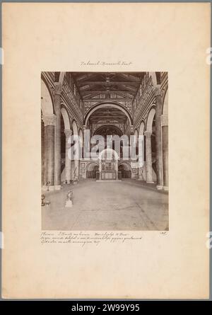 Innenraum der Kirche San Miniato al Monte in Florenz, mit Blick auf den Chor, ca. 1875 - ca. 1900 Foto S. Miniato Karton. Fotografischer Trägeralbumendruck im Inneren der Kirche. Teile des Kircheninnenraums: Kirchenschiff. Säule, Säule  Architektur S. Miniato Stockfoto