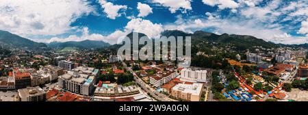 Drohnenansicht der Stadt Teresopolis in der Bergregion Rio de Janeiro, Brasilien. Die Stadt hat 184.000 Einwohner Stockfoto